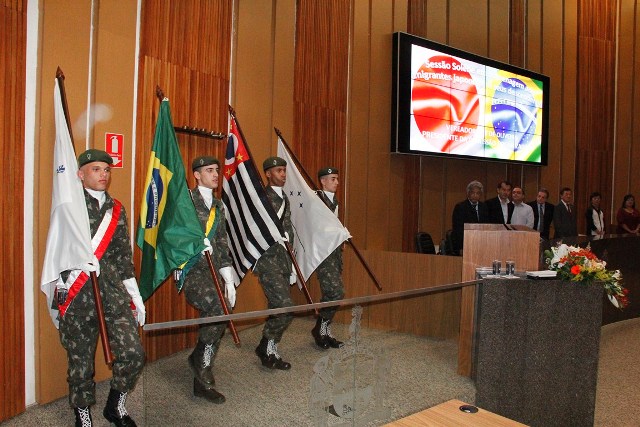Os atiradores do Tiro de Guerra 02 078 fizeram a entronização das bandeiras na abertura da solenidade