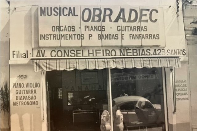 Em 1974, os Órgãos eletrônicos Yamaha chegaram ao Brasil e a partir da criação de uma escola de órgãos eletrônicos, com venda de tais instrumentos. Da escola, surgiu também a loja de instrumentos musicais Obradec.
